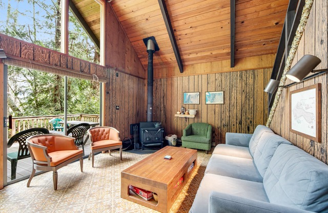 Dreamy Island Cabin W/Lofted Layout, Wood Stove, Shared Pool & More - 1 Dog OK