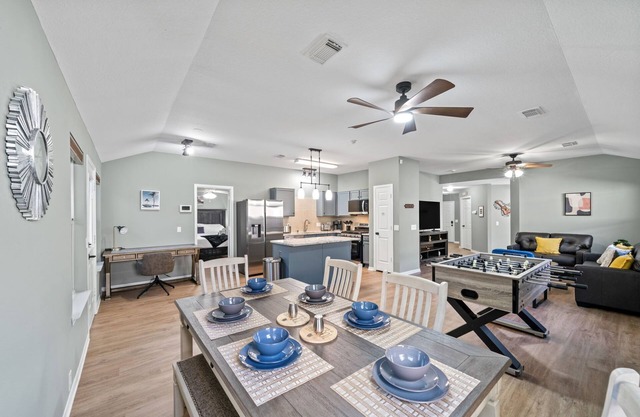 Dreamy Spring Getaway - Sleeps 10, Near IAH & Downtown