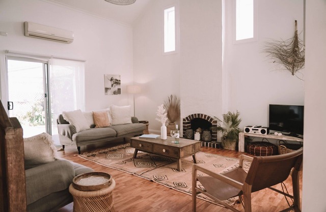 Drift Away - Best Location. 100m from Shops. 150m from beach!