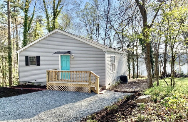 Driftwood Dreams Lakefront Cottage and Dock