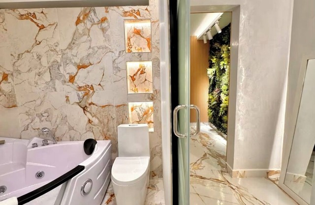 Dubai-Inspired Luxury Suite Private Jacuzzi!