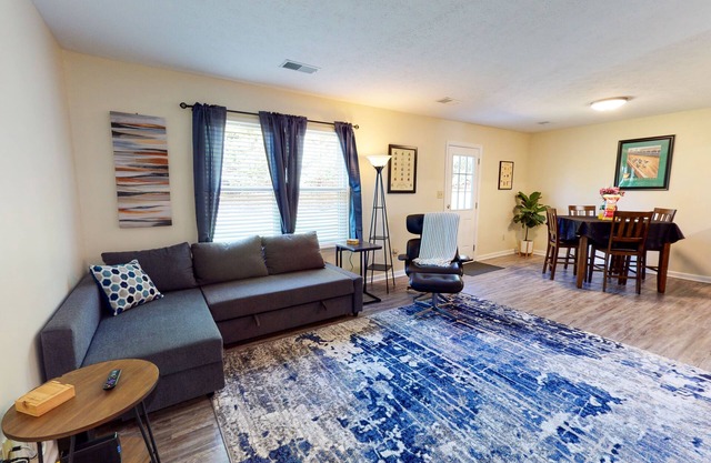 Dude and Momo's <10 Mins to KY Horse Park!