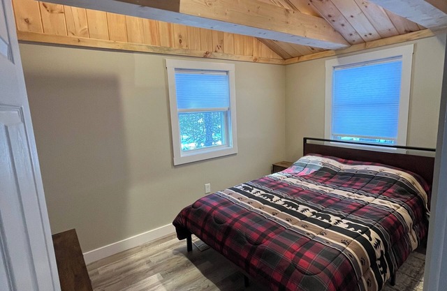 Dukes Den - A Cozy Cottage by the Lake!