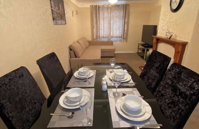Dunfermline, 2 bedroom home with on-street parkingnn