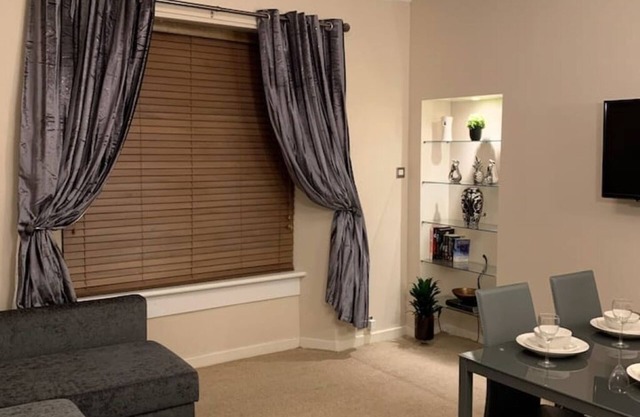 Dunfermline GF flat, 5 mins to Train St. & High Stnn