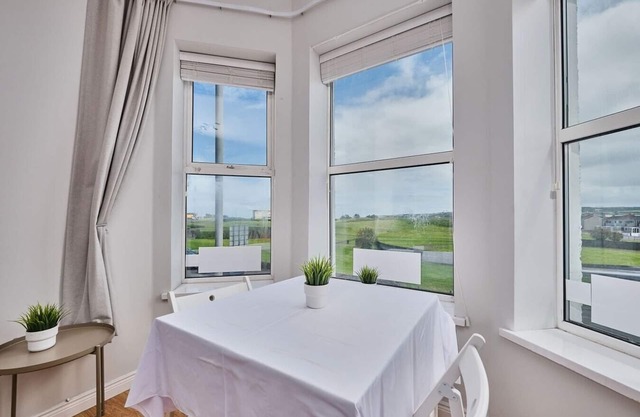 Dunluce Park 3 ~ Beautifully Finished Bright Apt