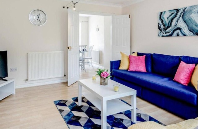 Dunraven Spacious 3 Bedroom 2 Bathroom House with garden