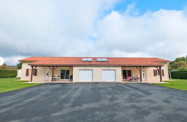 Duo of Houses at Mas des Chênes with Air Conditioning and Shared Pool in the Heart of Périgord