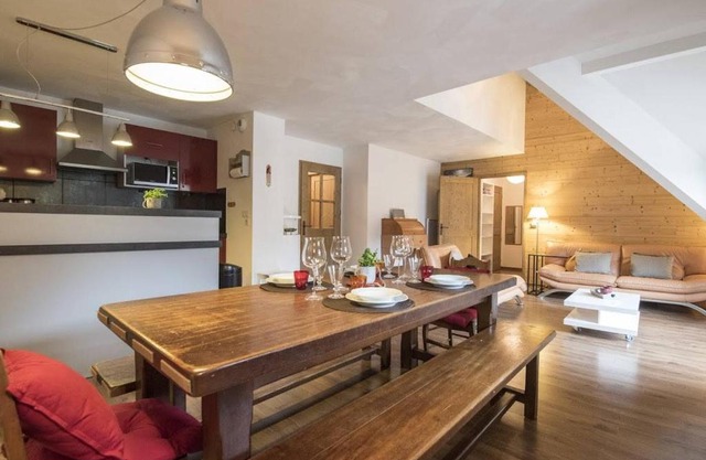 Duplex 10 pers, 98m², cœur du village, balcon, proche télécabine et thermes, parking privé, jacuzzi - FR-1-296-340