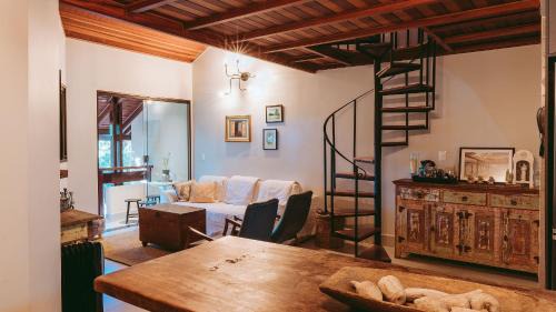 Duplex com lareira e TV Smart em meio à natureza