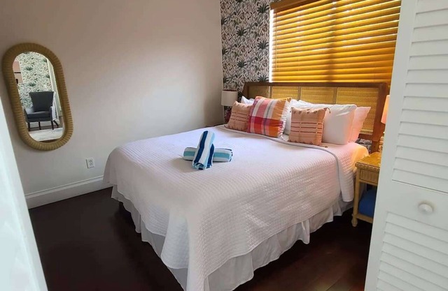 Duval Street Suites full kitchen, free parking, heated pool