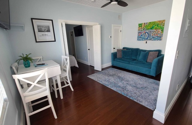 Duval Street Suites full kitchen, free parking, & heated pool