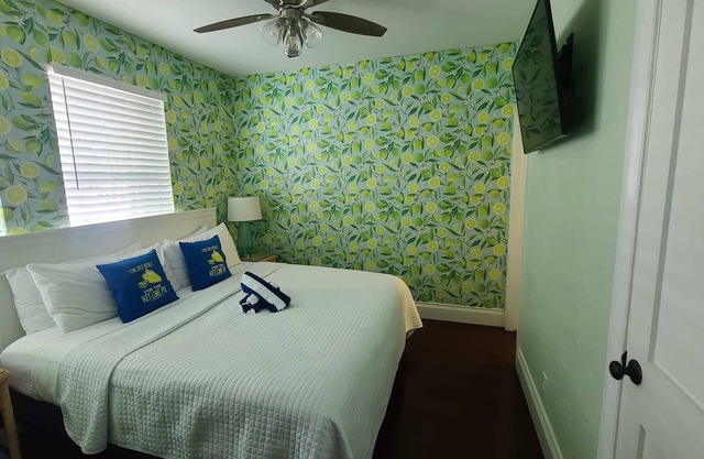 Duval Street Suites full kitchen Old Town with heated pool