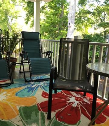 E12 Awesome renovation, comfy well stocked kitchen make some memories!