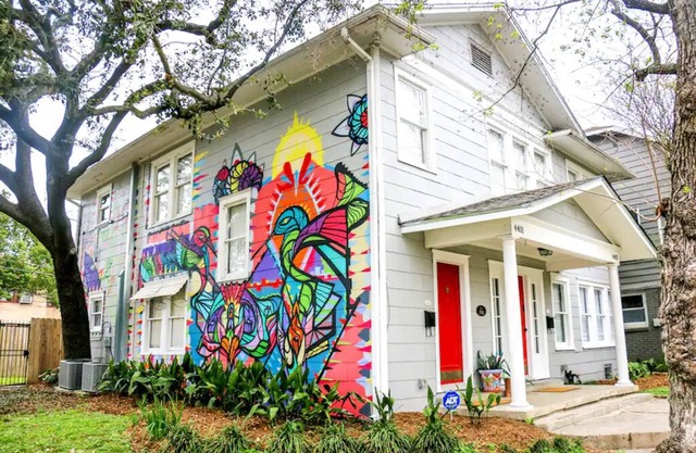 EaDo Mural House: 6 Bed/2 Bath Near DWTN/UH