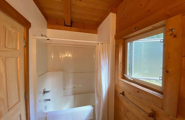 Eagle Pass / Perry River Log Cabin Chalet