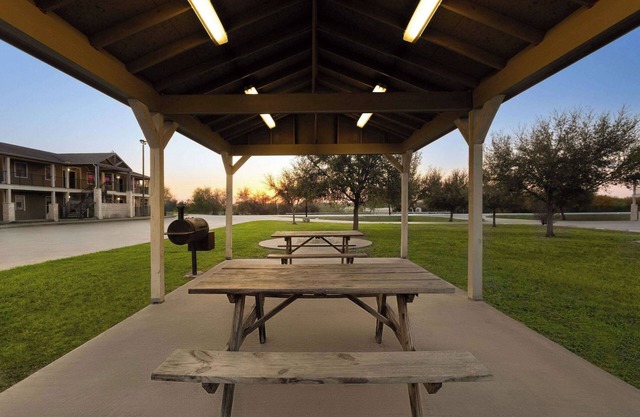 Eagle's Den Three Rivers Texas a Travelodge by Wyndham