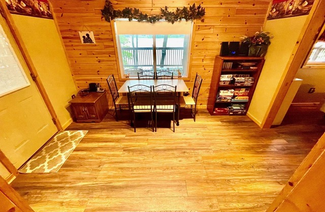Eagle's Nest Quiet scenic lakefront with huge Deck!