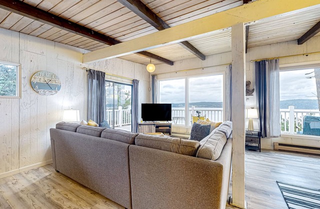Eagle's Oceanview - Oceanfront home near public boat launch with beautiful views