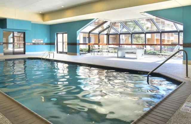 Easy Access to Crossroads Corporate Center! FREE Parking, Pool, Pets Allowed!
