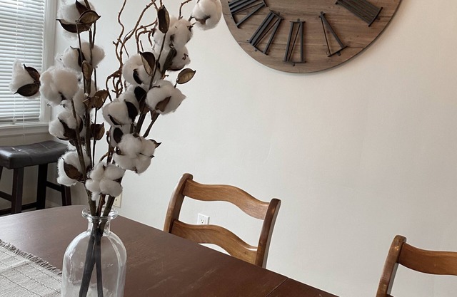 Eat, Shop, Stroll & More! Stay at this Cozy Bungalow in Dubuque!