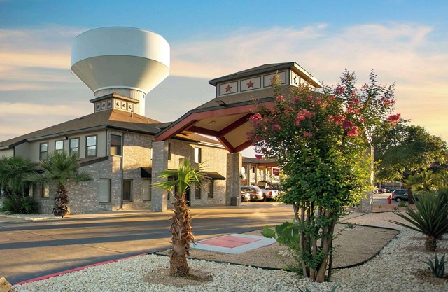 Econo Lodge Near Lackland Air Force Base - SeaWorld