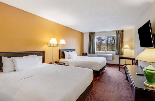 Econo Lodge Whitehall near Michigan's Adventure
