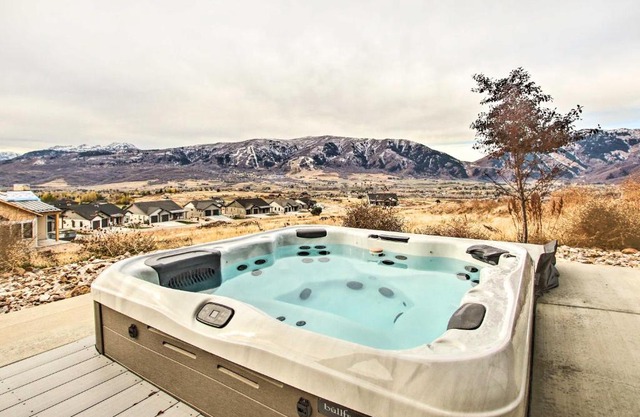 Eden Home with Stunning View about 6 Mi to Skiing!