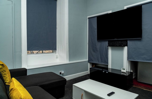 Edinburgh 3-Bedroom Apartment Next to Tram Stop