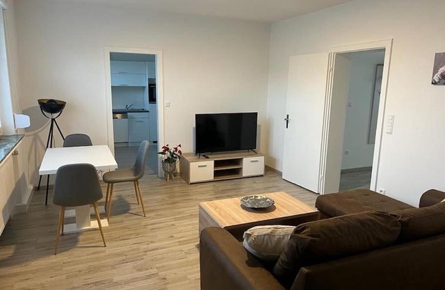 Eine modern renovierte Wohnung mit Balkonterrasse.
