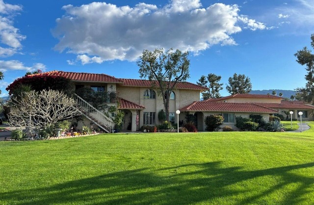 El Paseo, DeepCanyonTennisClub,12 tennis courts12 swimming pools 4 hot tub/spas