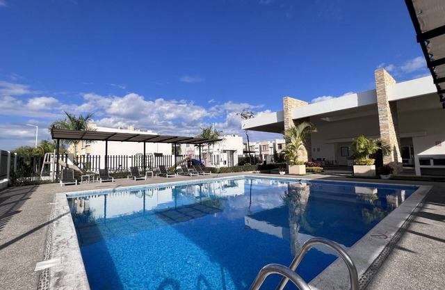 EL ROBLE HOUSE, 10 MINUTES TO THE BEACH, 3 BEDROOMS, POOL AND AIR CONDITIONED