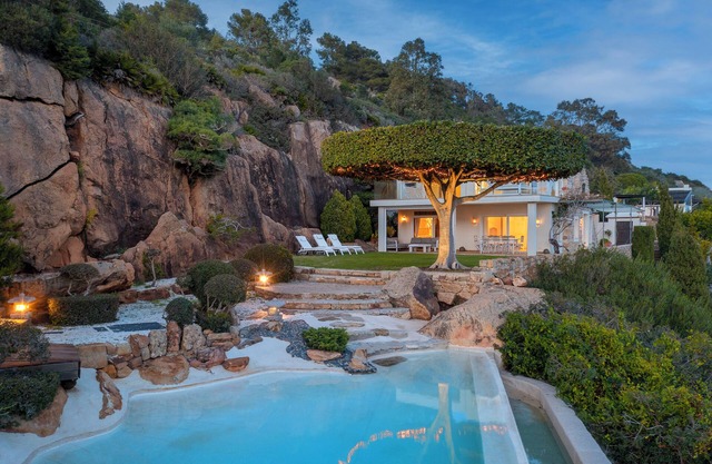 "Elegance and Comfort at the Stone House - Finca Love Garden"