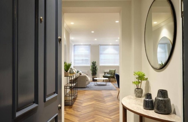 Elegant 1BR Apartment w/Concierge, Weekly Housekeeping & Washer/Dryer