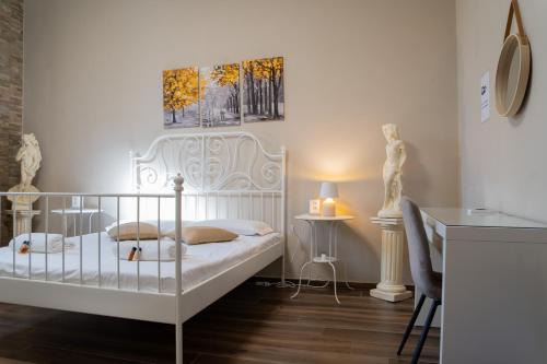 Elegant 2BR Apt Balcony, AC, Near Colosseum