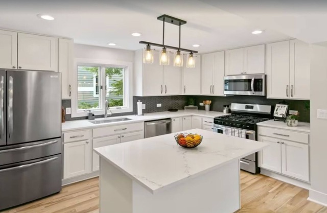 Elegant 4-bedroom home with free parking