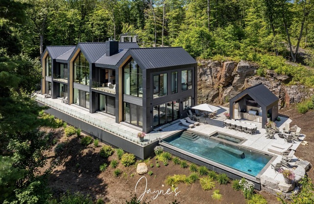 Elegant 7 bed 8 bath cottage on Lake Joseph