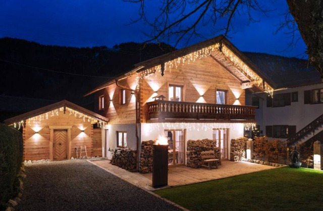 Elegant Alpenchalet with Wi-Fi, Balcony, Whirlpool, Sauna and Mountain View