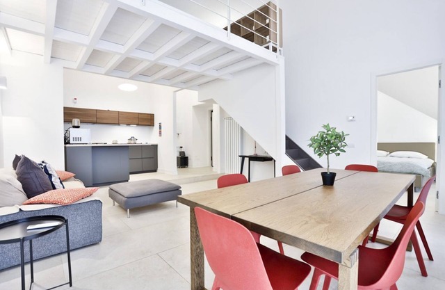 Elegant apartment able to accommodate up to 6 people with three bedrooms and two bathrooms, totally new both in the renovation and in the furnishings and with fine finishes. The accommodation is located in the central area, a few steps from the Villa Com