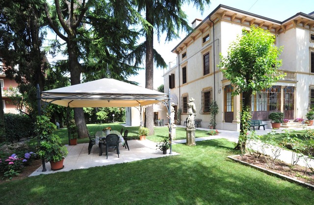 Elegant apartment in Art Nouveau villa near the center with private parking