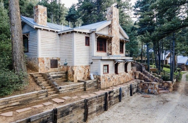 Elegant Chalet in Taos Canyon