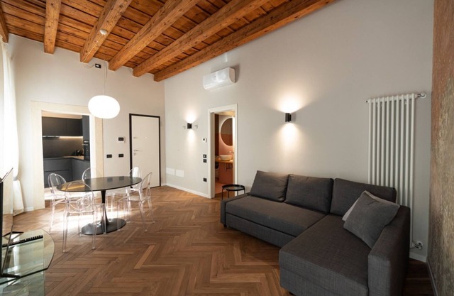Elegant frescoed residence 200 meters from the Arena
