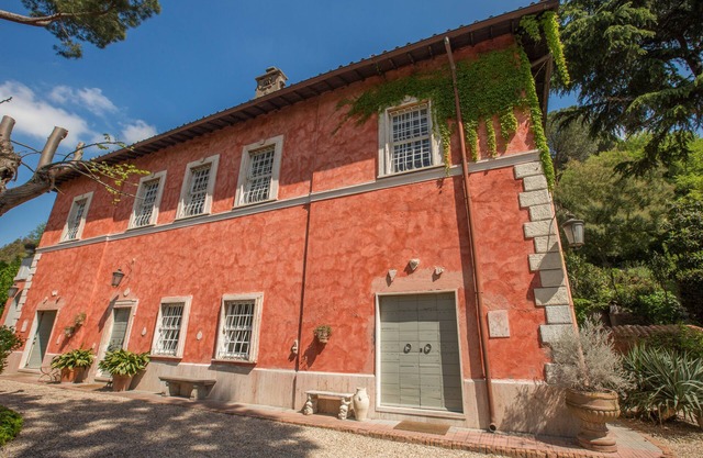 Elegant historic villa, 8km to Rome, air con, pool, spa, bbq, garden, services