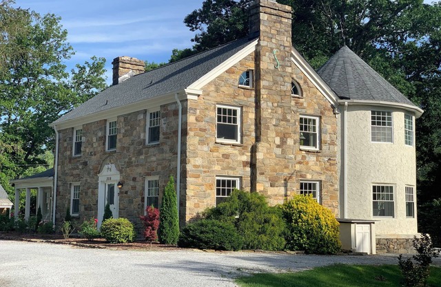 Elegant King Size Suite in Historic Hendersonville Home With Gourmet Breakfast