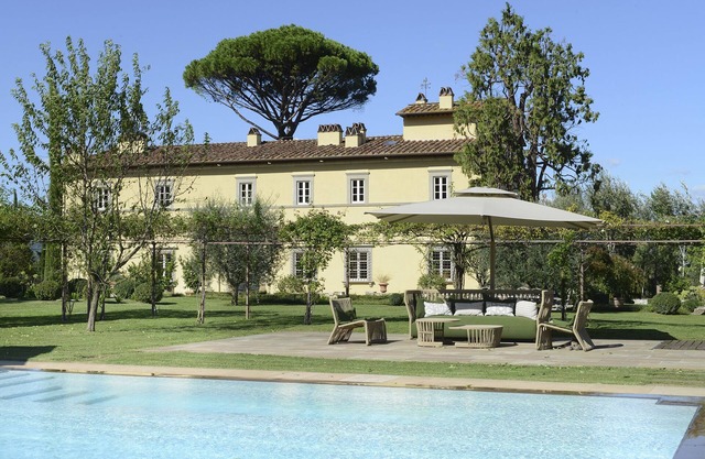 Elegant, luxurious 17C villa, hydro pool and spa, concierge service, Lucca 5 min.