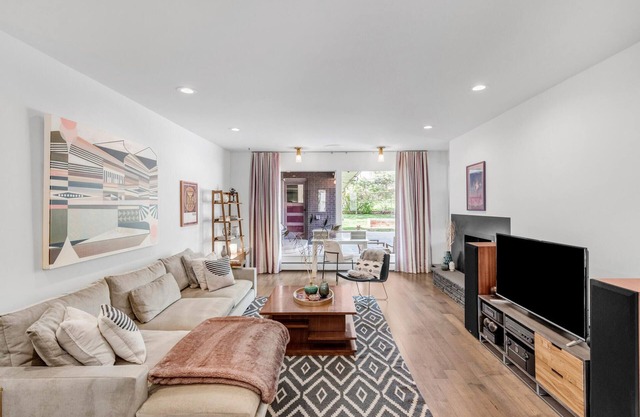 Elegant Mid Century Modern Ranch - Walk to Pearl and Hiking! EV Charger on Site.