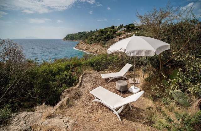 Elegant property immersed in the green Mediterranean scrub close to the sea