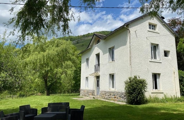 Elegant retro cottage at the foot of the mountains, stove, WIFI, + view