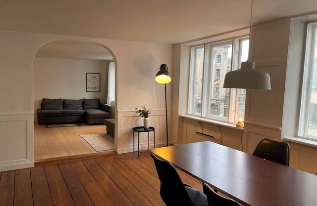 Elegant Townhouse - Steps from Amalienborg