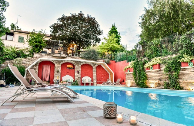 Elegant Villa with park, huge swimming pool, in the green area of the city cente